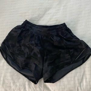 Lululemon Hotty Hot Shorts Tall 4” Size 4 Black Camo